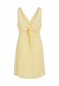 Vestido amarillo sin mangas con un profundo escote en V y un detalle de lazo en la parte delantera. Tejido fluido con una textura suave, diseño hasta la rodilla.