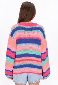 Maglione lavorato a maglia eccessivo con ampie righe orizzontali nei colori rosa, blu, verde e corallo. Vestibilità rilassata con polsini e scollatura a costine.