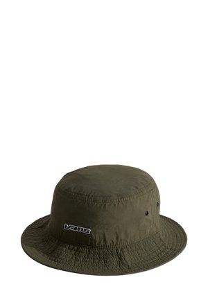 Oliwkowo-zielony kapelusz typu bucket z przeszywanym rondem, metalowymi oczkami po bokach oraz białym haftowanym logo Vans z przodu.