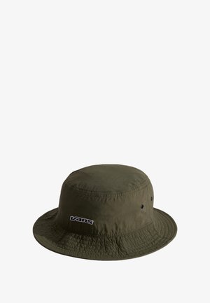 Chapeau bob vert olive avec bord cousu, œillets métalliques sur les côtés, et logo Vans blanc brodé à l'avant.