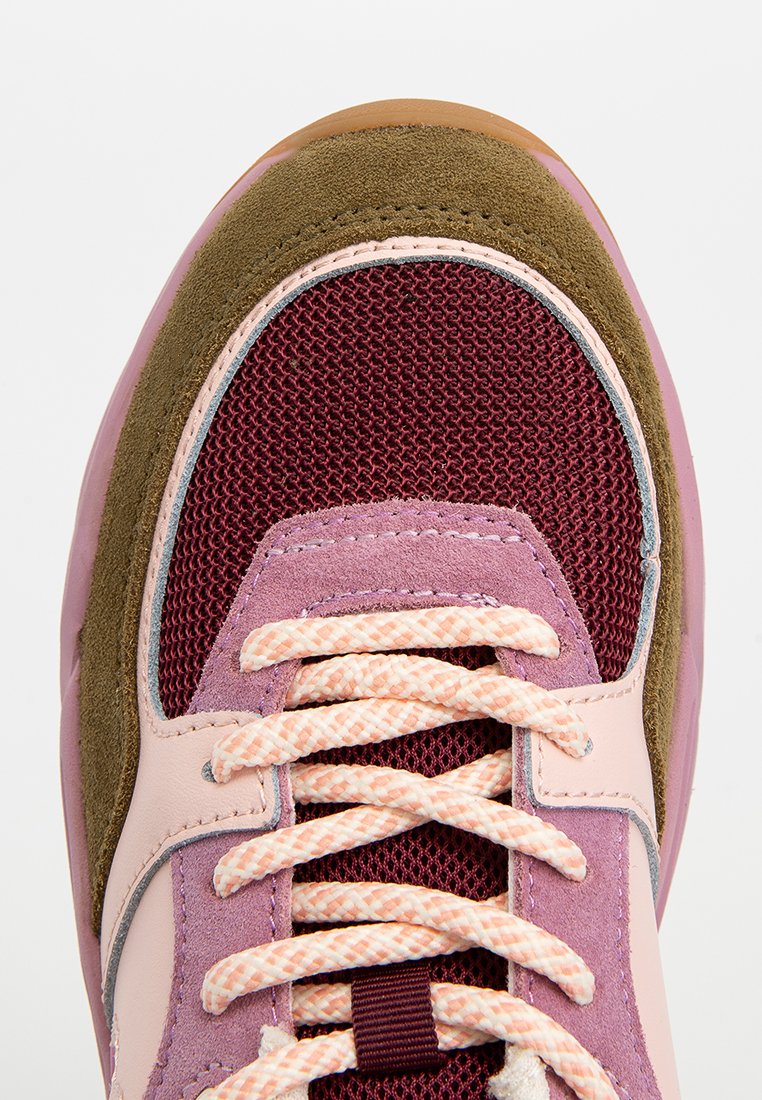 Multicolore sportieve schoen met een rode mesh bovenkant, roze suède accenten en een beige rubberen zool. Kenmerkt zich door gestructureerde veters en contrasterende stiksels.