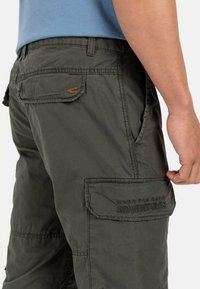 camel active REGULAR FIT 3/4 - Shorts - leaf green
