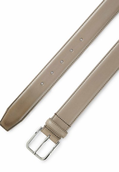 Cinturón de cuero marrón claro con hebilla rectangular plateada y cinco orificios de ajuste, mostrado plano sobre un fondo blanco.