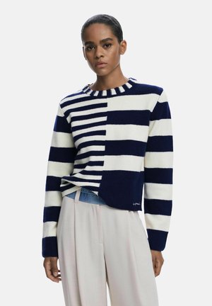 Pull en tricot rayé présentant des couleurs marine et crème avec des rayures de largeurs variées, un col côtelé et une coupe décontractée. Matériau en tricot texturé.