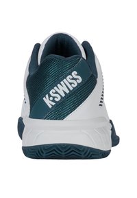 K-Swiss sporta apavi ir veidoti no baltas ādas ar tīkliem akcentiem tējpalā un teksturētu gumijas zoli ar labsajūtas elementiem. Redzama zīmola apdare uz papēža.