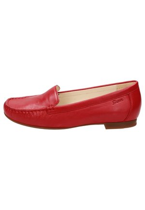Mocassin en cuir rouge à enfiler avec petit talon et détail de couture le long de l’orteil arrondi, logo embossé sur le côté et doublure intérieure beige.
