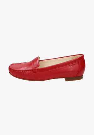 Mocassin en cuir rouge à enfiler avec petit talon et détail de couture le long de l’orteil arrondi, logo embossé sur le côté et doublure intérieure beige.