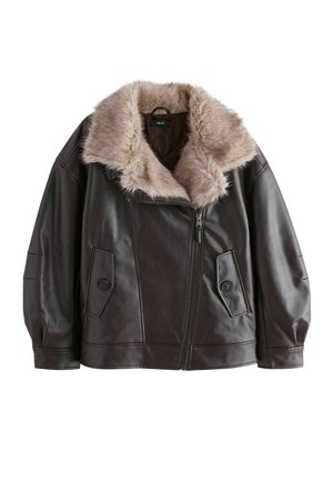 Ciemnobrązowa skórzana kurtka z jasnobrązowym futrzanym kołnierzem, asymetryczny zamek błyskawiczny z przodu oraz zapinane na guziki kieszenie na obu bokach.