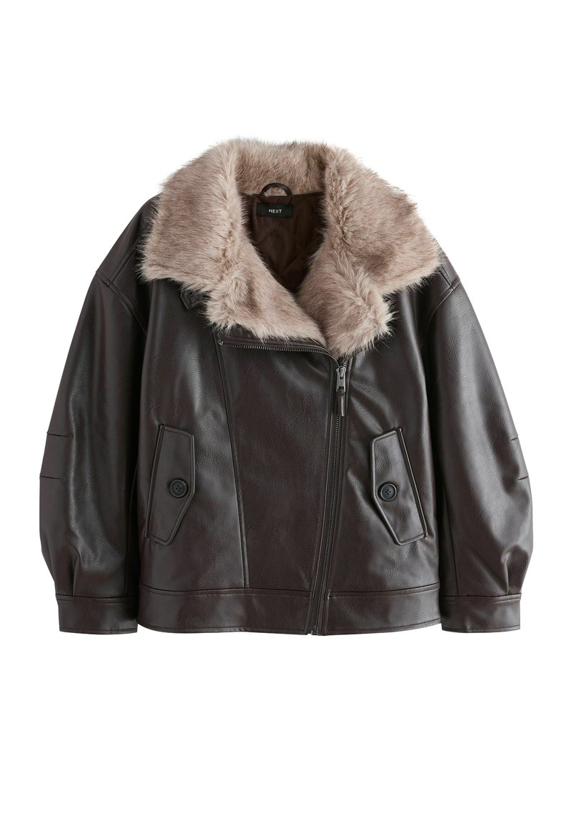 Mørkebrun læderjakke med lys brun kunstpelskrave, asymmetrisk lynlås fortil og knaplommer på begge sider.