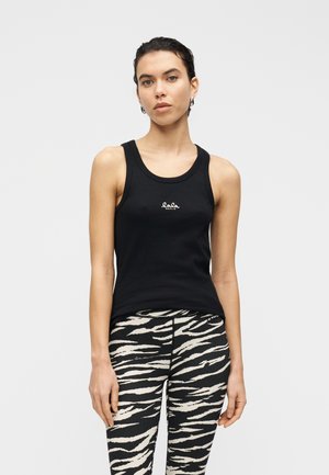 Sort tank top med rund halsudskæring og smalle stropper, med en lille hvid logo i midten. Kombineret med zebra-mønstrede leggings.