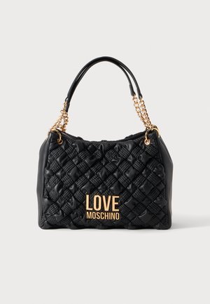 Geantă de mână neagră matlasată, cu lanț auriu și mânere din piele, cu logo auriu „LOVE MOSCHINO” pe partea din față.