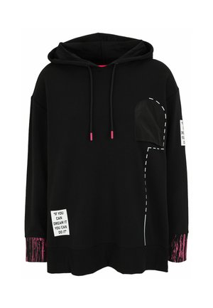 Schwarzer Kapuzenpullover mit Kordelzug, ausgestattet mit einer glänzenden schwarzen Tasche und weißen Nähdetails. Akzentuiert mit pinkfarbenen gemusterten Bündchen und Zitaten.