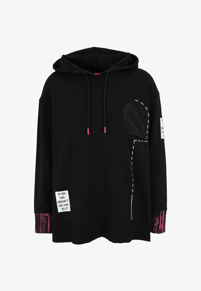 Schwarzer Kapuzenpullover mit Kordelzug, ausgestattet mit einer glänzenden schwarzen Tasche und weißen Nähdetails. Akzentuiert mit pinkfarbenen gemusterten Bündchen und Zitaten.