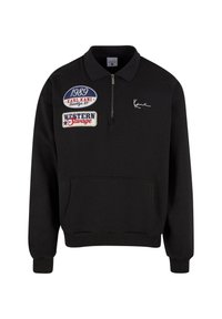 Hanorac negru cu guler zip, cu trei îmbrăcăminte brodate: "1989", "KARL KANI" și "WESTERN Savage". Buzunar frontal tip kangaroo.