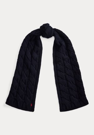 Écharpe noire tricotée avec un motif torsadé et un nœud en haut, affichée à plat avec un petit logo rouge brodé près d'une extrémité.