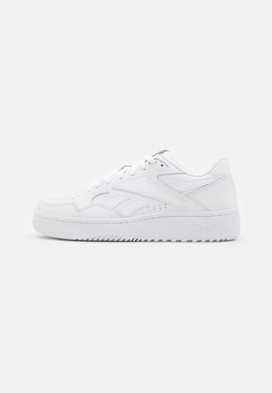 Trainers - white
