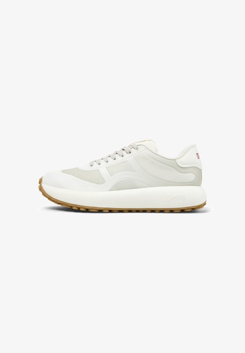 Valkoinen ja vaaleanharmaa sneaker, jossa on karkea verkko-yläosa ja kumipohja, varusteena "Camper"-logo kannassa. Sivuprofiilikuva.
