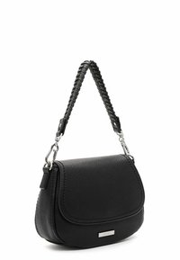 Czarna skórzana torebka o teksturowanej powierzchni, zaokrąglonym kształcie, plecionym pasku, srebrnym okuciu i zapięciu na magnes.