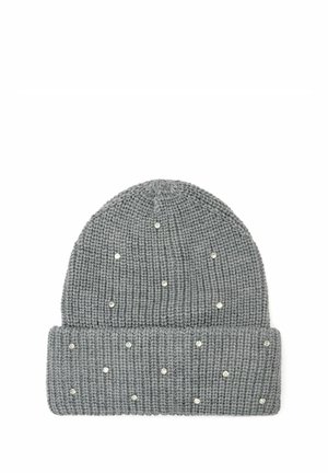Szary dzianinowy beanie z podwiniętym brzegiem, ozdobiony małymi, równomiernie rozmieszczonymi srebrnymi ćwiekami zarówno na brzegu, jak i na czubku.