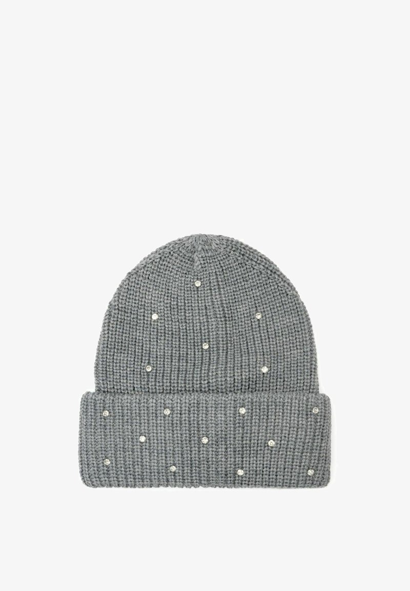 Szary dzianinowy beanie z podwiniętym brzegiem, ozdobiony małymi, równomiernie rozmieszczonymi srebrnymi ćwiekami zarówno na brzegu, jak i na czubku.