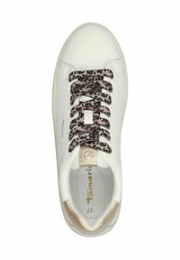 Scarpa sportiva bianca con lacci in stampa leopardata, dettagli dorati e parte superiore in pelle liscia. Punta rotonda e suola a contrasto. Taglia 37.
