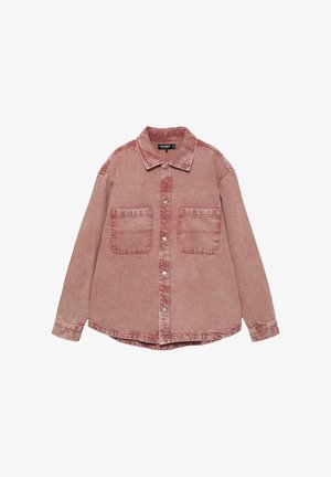 Poros rózsaszín gombos farmer ing hosszú ujjakkal, két elülső zsebfedővel és klasszikus gallérral.