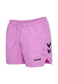 Rosafärgade sportshorts i polyester med elastiskt midjeband, dragsko och svarta logotyper och chevron-accenter på ena sidan.