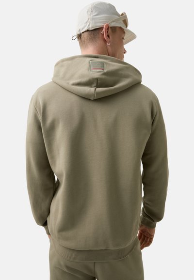 Olivgrüner Hoodie mit strukturierter Oberfläche, einer Kordelzugkapuze und gerippten Bündchen. Besitzt ein aufgenähtes Etikett auf der Rückseite.