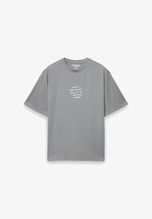 Szara, oversize koszulka z bawełny, z okrągłym dekoltem i krótkimi rękawami. Na białe napisy: "LIFE IS A PIECE OF ART."