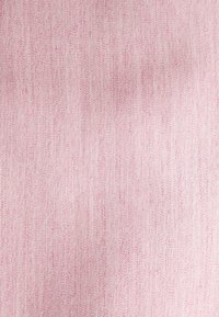 Textil i mjuk rosa, med en subtil vävd struktur och ljus skuggning. Slät yta med dämpade färgvariationer.
