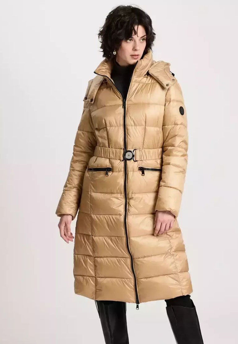 Beżowy kurtka ocieplana z zamkiem błyskawicznym z przodu, z paskiem w talii, dużym kołnierzem, kieszeniami bocznymi i czarnymi akcentami z metalu, z pudełkowym pikowanym wzorem.