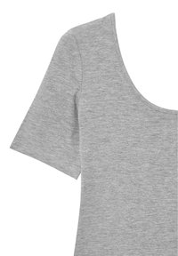 T-shirt grigio a maniche corte con scollatura a girocollo, realizzato in un tessuto morbido e liscio. Presenta un design pulito e minimalista senza decorazioni.
