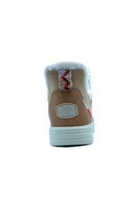Bruine suède hoge schoenen met een getextureerde witte nepbontkraag, een gevoerd fabricage detail op de achterkant en een witte rubberen zool.