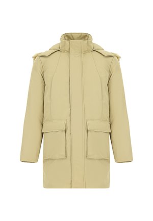 Giacca invernale imbottita beige con colletto alto, tasche a patta frontali e chiusura con zip nascosta, esposta su uno sfondo bianco.