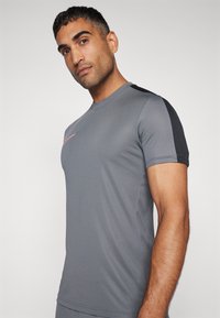 Nike Performance TOP  - Camiseta deportiva - iron grey/black/sunset pulse