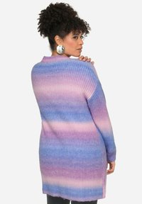 Lång cardigan i en gradient av blått, rosa och lavendel. Stickad textur med rund halsringning och ribbad muddar; midja-längd.