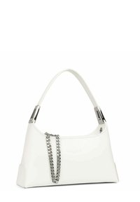 Borsa a mano in pelle bianca con manico curvo, accessori in argento e una catena decorativa sulla parte anteriore. Texture liscia e design minimalista.