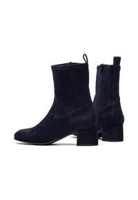 Stivaletti alla caviglia in suede blu navy con punta quadrata, tacco a blocco di media altezza e zip laterale per facilitare l'indossamento. Texture liscia.