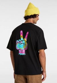 Vans HAND LOOSE - Triko s potiskem - black