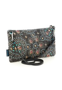 Borsa a pochette nera con motivi colorati di perle e gemme, una tracolla nera rimovibile e un'etichetta "Made in Italy".