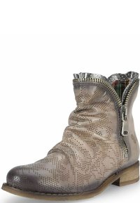 Bottine grise en cuir avec un design perforé, détail zippé et bordure métallique en haut, dotée d'un talon bas et d'une texture douce et froissée.