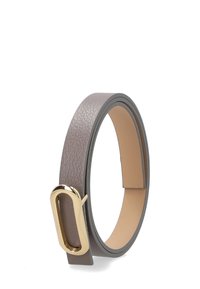 Kožený opasek taupe s texturou a velkou oválnou zlatou přezkou, stočený a postavený svisle na bílém pozadí.