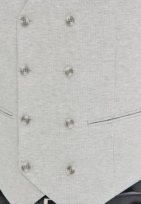 Szary kamizelka w wzory z teksturowanej tkaniny, z sześcioma srebrnymi guzikami i kontrastowym wykończeniem przy kieszeniach.