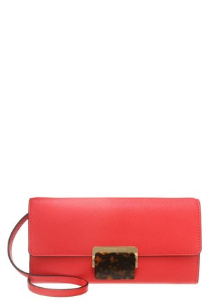 Czerwona skórzana kopertówka z paskiem na nadgarstek i złotym prostokątnym zapięciem z akcentem z żółwia.