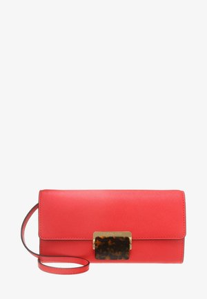 Rode leren clutch met polsriem en een rechthoekige goudkleurige sluiting met schildpaddendessin.