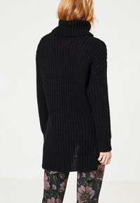 HALLHUBER Stickad tröja - black