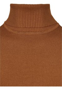 Pull à col roulé en maille côtelée marron avec un col épais et plié et un tissu finement texturé.