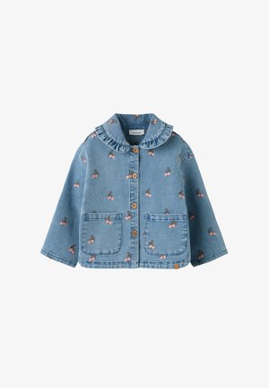 Blaue Denim-Kinderjacke mit gerüschtem Kragen, Holzknöpfen, Fronttaschen und pinkem Kirschmuster.