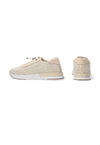 Beige Sneaker mit einem gewebten Mesh-Obermaterial und weichen Lederelementen. Verfügt über eine weiße Sohle und Schnürverschluss. Seiten- und Rückansichten angezeigt.