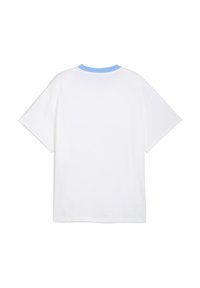 Tricou alb cu mâneci scurte și guler rotund de culoare albastră deschisă. Textură netedă și croială lejeră, fără modele sau grafice vizibile.